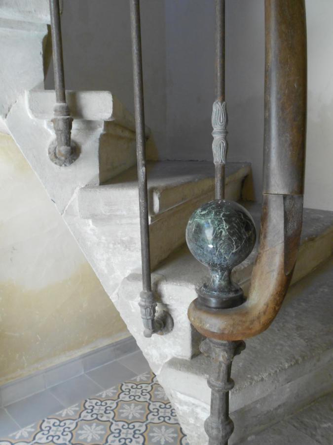 Sous Le Neflier Bed & Breakfast Nimes Luaran gambar