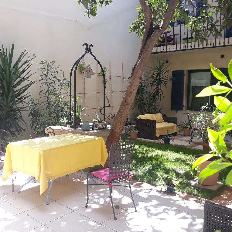 Sous Le Neflier Bed & Breakfast Nimes Luaran gambar